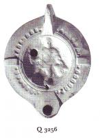 LMP-41423 - Lampe Loeschcke VIII : Persée terre cuiteLampe ronde à bec rond défini par deux traits obliques. Médaillon décoré de Persée tenant de sa droite un couteau, de sa gauche la tête de Méduse. Deux tenons en bas relief sur l'épaule, décorée de demi-oves.