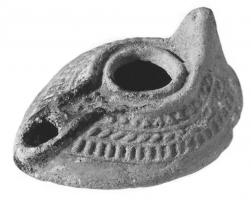 LMP-41490 - Lampe pantoufle byzantine terre cuiteLampe en forme de goutte avec bec incorporé à canal, épaule décorée de traits radiaux en relief. Anse conique.