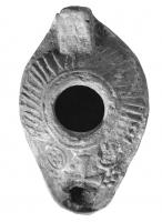 LMP-41493 - Lampe byzantine terre cuiteLampe allongée à bec incorporé, épaule décorée de motifs géométriques, croix et cercles sur le bec et petite anse rectangulaire.
