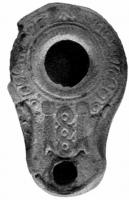 LMP-4150 - Lampe syro-palestinienne (type tardif)terre cuiteLampe de forme ovoidale avec large bec. Epaule  richement décorée de motifs géométriques. Devant le bec, deux colonnes entourant un motif en spirale.