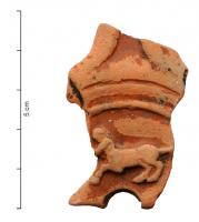 LMP-42054 - Lampe à volutes : Centaureterre cuiteLampe à volutes, pâte rose orangé, vernis rouge peu adhérent; sur le disque, applique représentant un Centaure au galop.