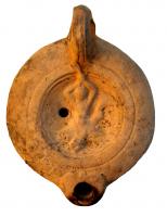 LMP-4333 - Lampe Loeschcke VIII : Tritonterre cuiteLampe à bec rond; disque orné d'un Triton haussant les bras. Argile beige orangé, engobe perdue; base plate définie par un cercle incisé.