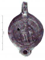 LMP-4944 - Lampe Loeschcke VIII : Harpocrateterre cuiteLampe à anse moulée et percée; sur le disque, Harpocrate debout, s'appuyant sur une colonne, tient un lotus ou une corne d'abondance ; à son côté, thymiaterion. 