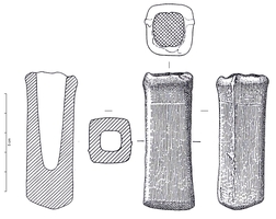 MAR-1008 - Marteau à douillebronzeMarteau à douille quadrangulaire, du sommet à la partie distale. Possible décor sur les faces ou sur les arêtes.
