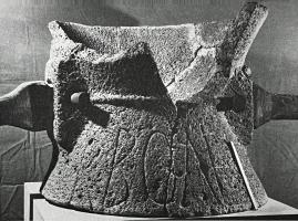 MEU-4002 - Meule rotative de type PompeipierreTPQ : -30 - TAQ : 500Meule en deux parties, la supérieure (catillus) en forme de sablier avec deux tenons latéraux pour traction animale.