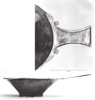 PAT-4095 - Patère tronconique à manche en queue d'arondeargentPatère à parois lisses et obliques, plus ou moins ouvertes ; fond plat ou porté par un anneau ; manche plat à têtes d'oiseaux, extrémité droite ou festonnée.