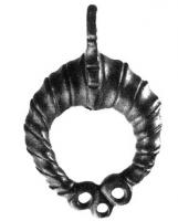 PDH-4090 - Pendant de harnaisbronzeTPQ : 1 - TAQ : 300Pendant de harnais en forme de lunule, refermée vers le bas, parfois sur trois anneaux ; la totalité de l'objet est ornée de cannelures transversales; anneau de suspension sommital.