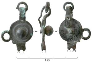 PDH-4159 - Pendant de harnais à crochetbronzePendant de harnais à crochet, comportant une partie circulaire ornée d'un bouton sphérique rapporté; le pourtour du pendant est incisé d'une double ligne; anneau latéral.