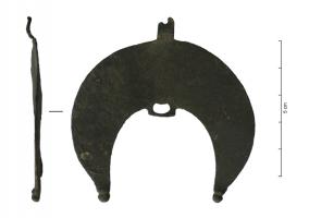 PDH-4162 - Pendant de harnaisbronzeTPQ : -10 - TAQ : 75Pendant de harnais en bronze, en forme de pelte terminée par des lest en forme de bouton.