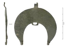 PDH-4162 - Pendant de harnaisbronzePendant de harnais en bronze, en forme de pelte avec de petits boutons aux pointes et une suspension en languette perforée ; au centre, bélière pour un pendant secondaire.