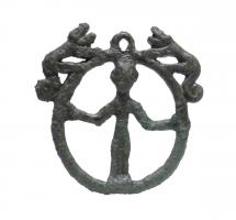PDT-2001 - PendentifbronzeTPQ : -750 - TAQ : -450Pendant moulé figurant un personnage debout, mains écartées, inscrit dans un cercle surmonté d'un anneau de suspension, avec un félin de part et d'autre.