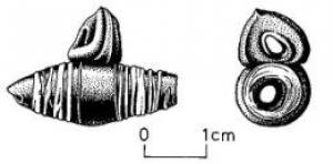 PDT-4025 - Pendant en forme de tonneauverreTPQ : 275 - TAQ : 400Pendant en verre sombre formé d'un cylindre allongé ou d'une ogive muni d'un ou plusieurs anneaux de suspension. Le corps est généralement décoré de filets rapportés.