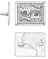 PLB-5695 - Plaque-boucle aviformebronzeTPQ : 550 - TAQ : 610Plaque boucle à plaque rectangulaire aux bords chanfreinés. Deux languettes à œillet se trouvent au revers tandis que la face est décorée par une grise de marches d'escalier soulignant le bord (venu de fonderie et non exécuté au burin). Deux figurations aviforme s'opposent. Elles s'inscrivent dans les deux branches courbes qui dessinent des corps prolongés par des excroissances pointes. Une ocelle, dont la ligne extérieure est crantée, occupe le centre des deux figurations. Des motifs complémentaires (lignes courbes et parallèles par groupe de trois ; lignes en 