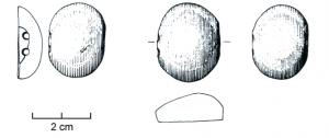 PRL-4012 - Perle à double perforationjaisTPQ : 275 - TAQ : 400Perle formée d'une simple calotte ovale (tendant parfois vers le rectangle à angles adoucis), polie, perforée dans l'épaisseur de deux trous pour montage sur un double fil.