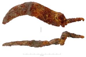 SRP-4019 - Serpette à soieferSerpette équipée d'une lame de largeur constante, courbée vers la pointe. Fixation à soie désaxée par rapport à la lame