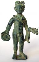 STE-4092 - Statuette : Apollon à la chlamydebronzeLe dieu est représenté debout, en appui sur la jambe droite, la jambe gauche étant légèrement en retrait. Le dieu est nu, à l'exception d'un chlamyde recouvrant les épaules, agrafée à l'avant et tombant sur le côté gauche. Le bras droit tendu présente une patère. Le bras gauche présente quant à lui un objet indéterminé. La coiffure est caractérisée par deux ailerons en formes de lobes.