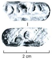 TES-4021 - Tessère rectangulaire : DNAplombTPQ : 1 - TAQ : 400Plaquette en plomb, découpée au tranchet, écrasée par l'apposition d'une marque estampée (lettres en relief dans un cartouche rectangulaire) : DNA;  revers  lisse.
